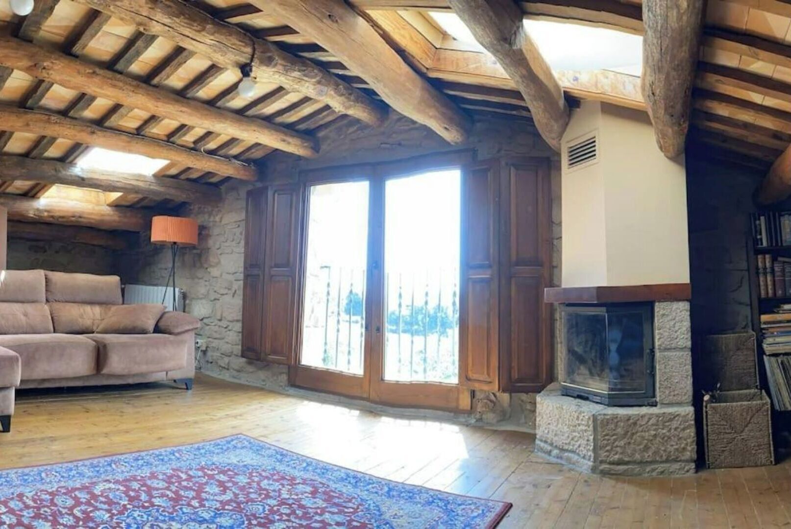 Een smart-tv, een open haard, boeken en een printer