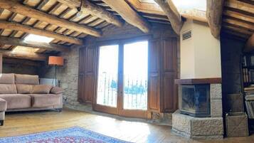 Een smart-tv, een open haard, boeken en een printer