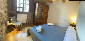 5 bedrooms, desk, iron/ironing board, free WiFi