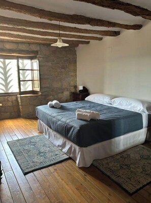 5 bedrooms, desk, iron/ironing board, free WiFi