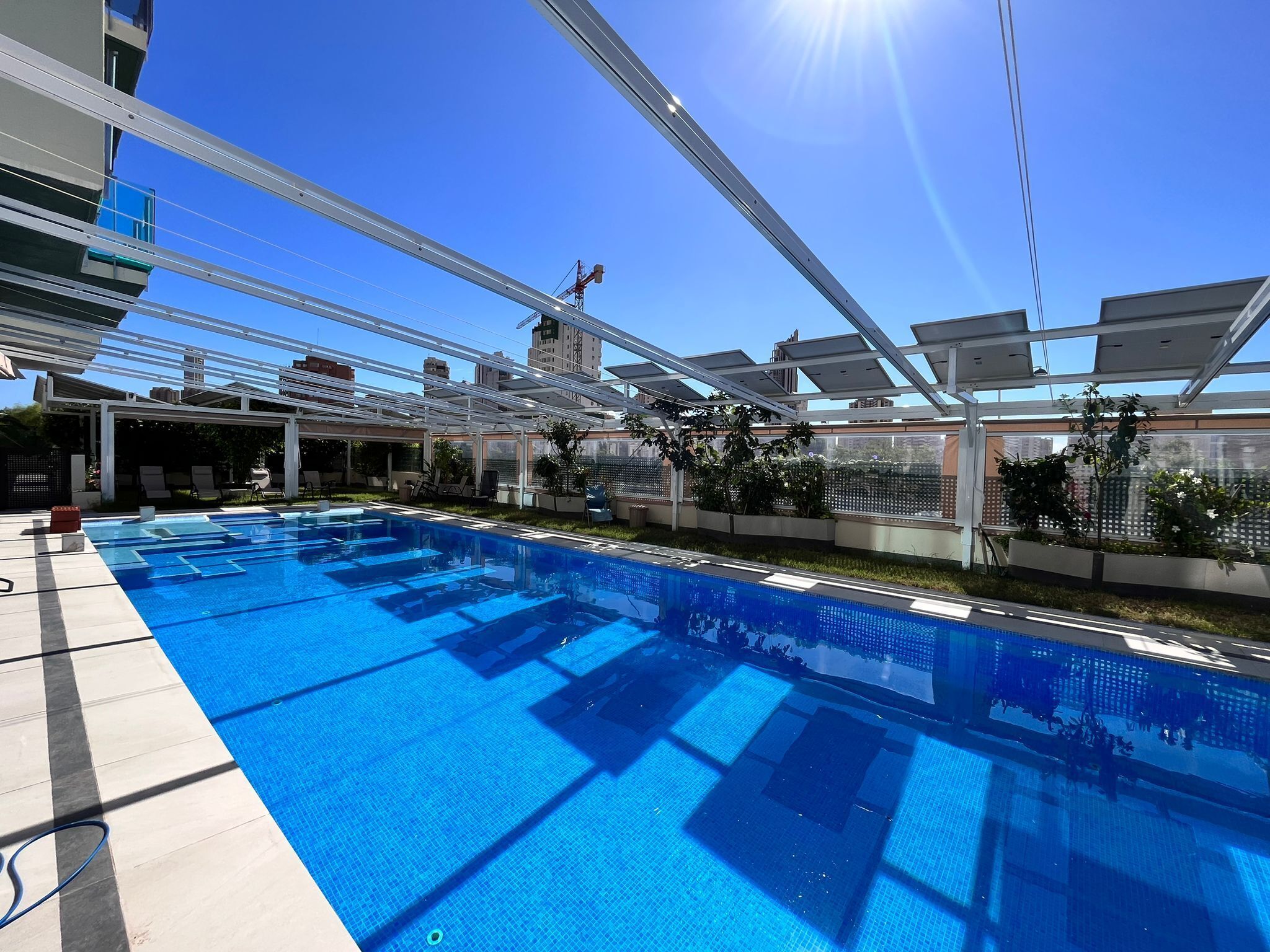 Una piscina al aire libre