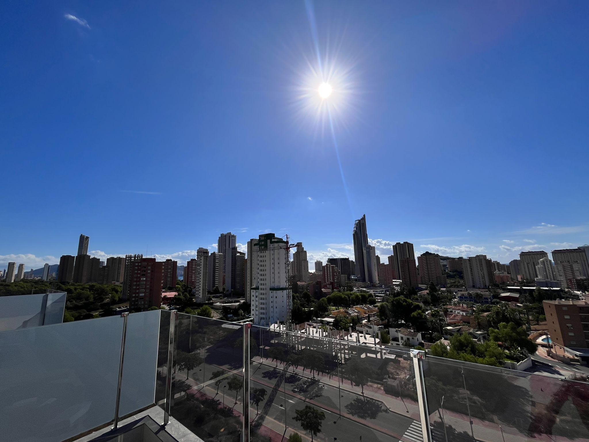Un horizonte urbano con rascacielos y un cielo azul despejado.