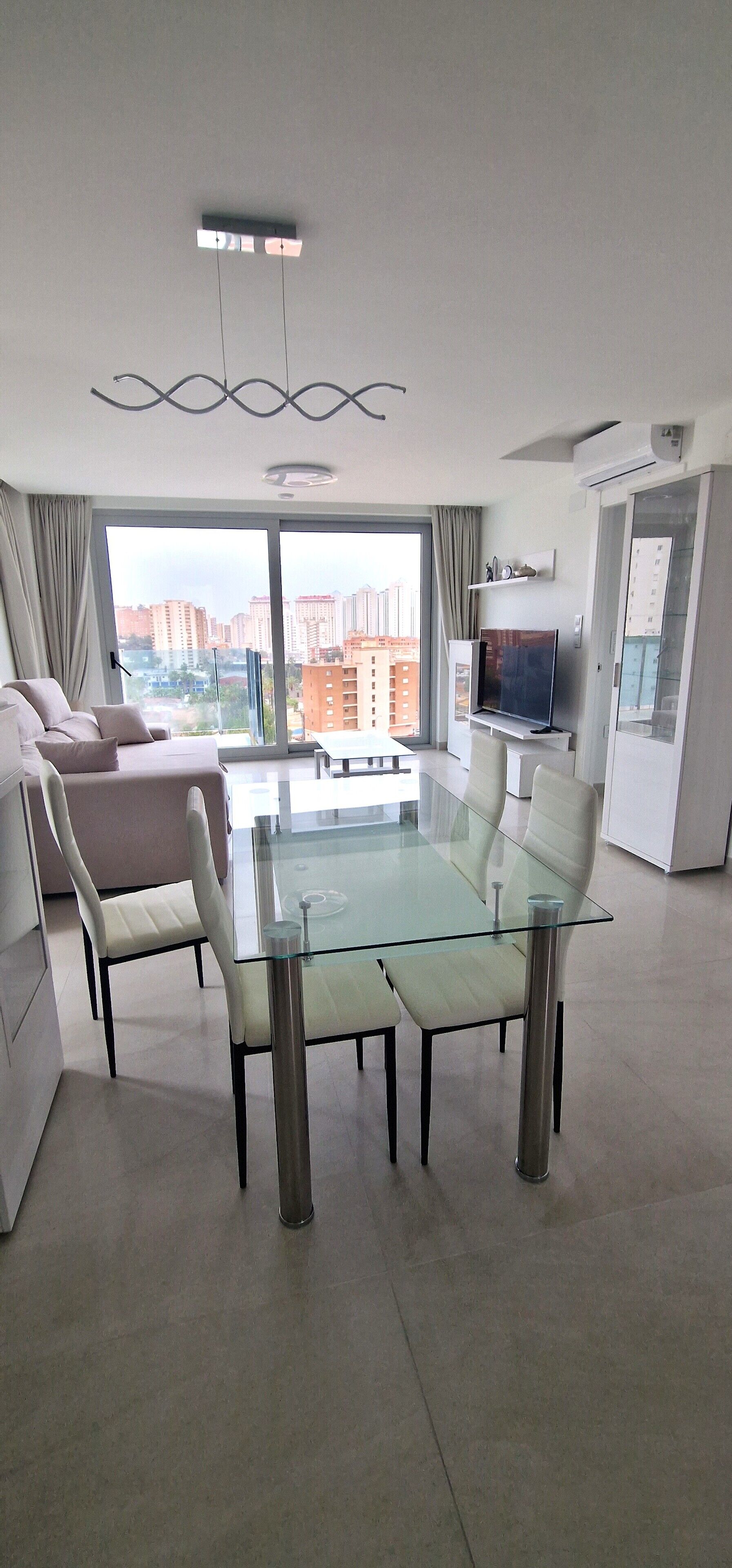 Departamento superior | Área de sala de estar | Smart TV de 43 pulgadas con canales vía satélite 