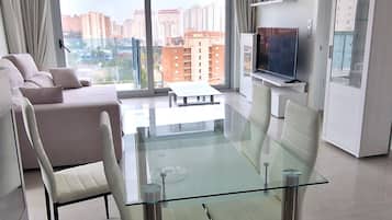 Departamento superior | Área de sala de estar | Smart TV de 43 pulgadas con canales vía satélite