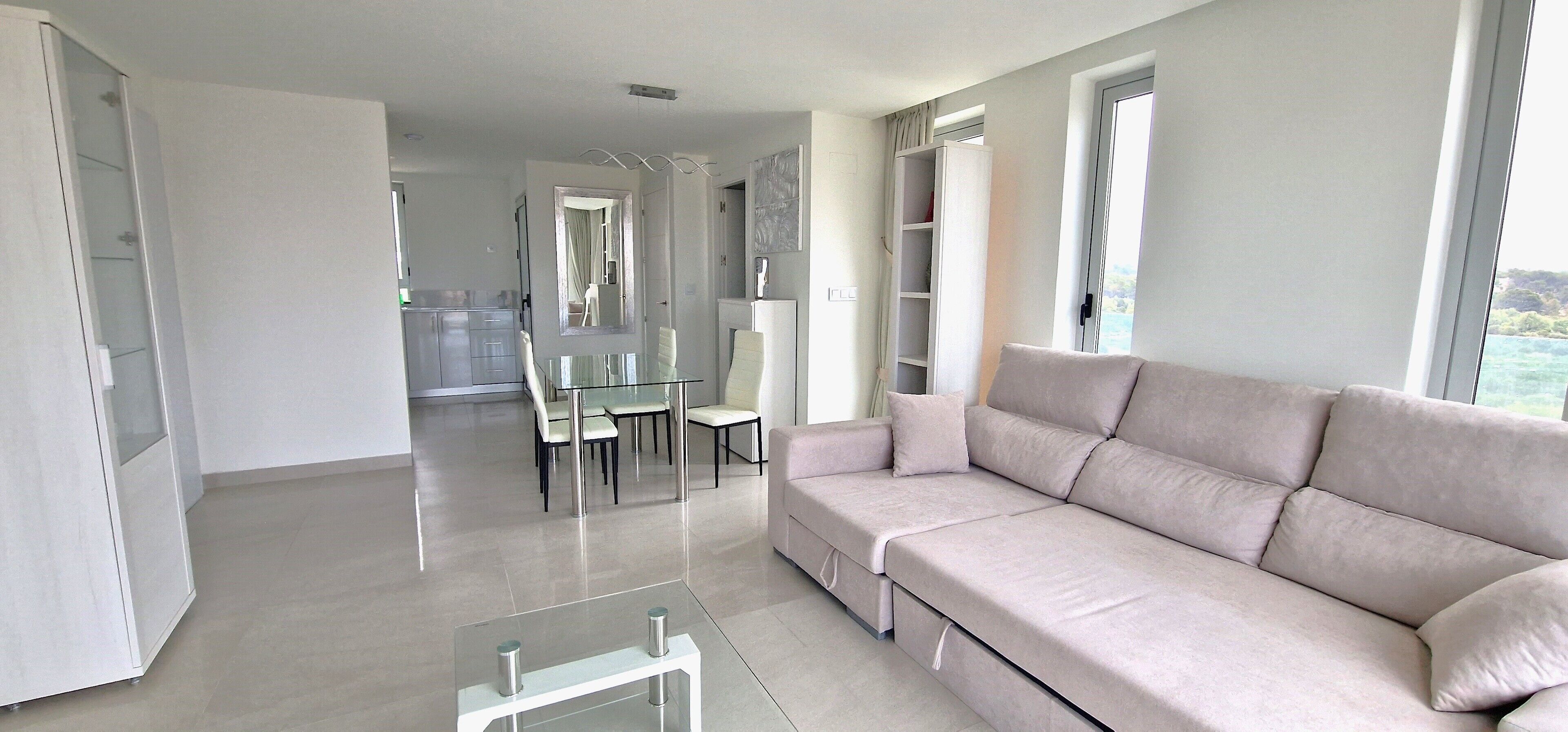 Appartamento Superior | Area soggiorno | Smart TV 43 pollici con canali satellitari