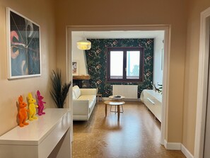 Smart-TV, Kamin, DVD-Player, Bücher