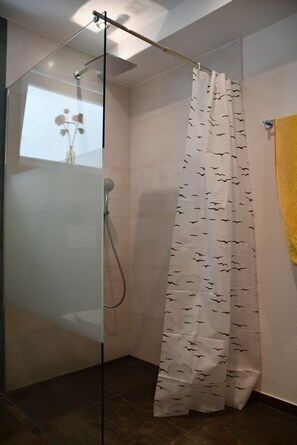 Shower, hair dryer, towels, soap - New 2 room apartment in Murnauer Moos (Schwaigen)