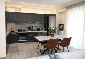 Réfrigérateur, four à micro-ondes, un four, surface de cuisson