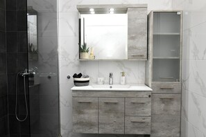 Séchoir à cheveux, serviettes fournies, savon, papier de toilette