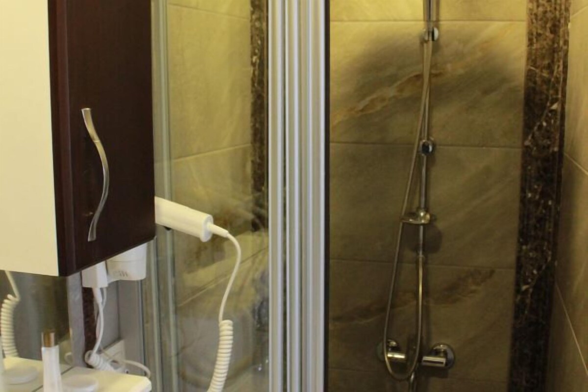 Salle de bain | Douche, séchoir à cheveux, pantoufles, serviettes fournies