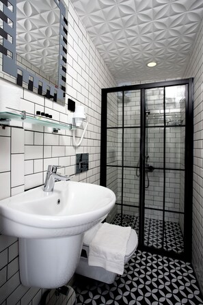Basic Double or Twin Room | Bathroom | Shower, hair dryer, slippers, towels - Carvan Hotel (Istanbul)