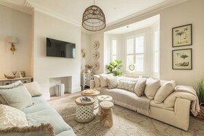 Televisión, chimenea, libros