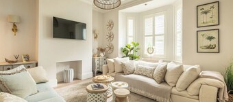 The Shell House with Hot Tub (Sleeps 12 - 6 mins to the beach)