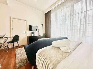 1 bedroom, iron/ironing board, WiFi, bed sheets - Comfort Studio Getaway with Pool and Gym (Auckland)