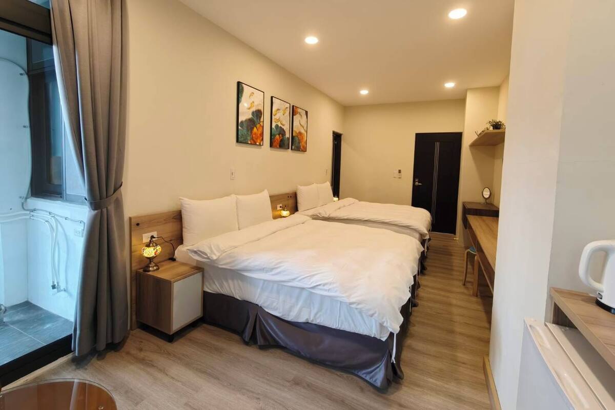 Superior Quadruple Room, Bathtub | Free WiFi, bed sheets
