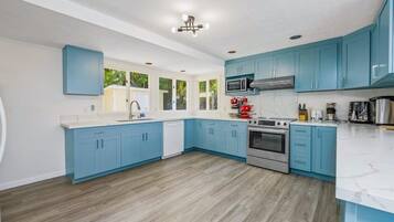 Refrigerador, microondas, horno, placa de cocina