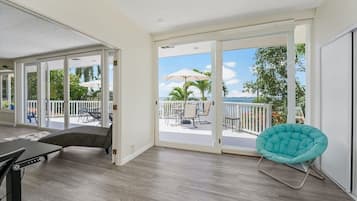 Televisión, videojuegos, oficina