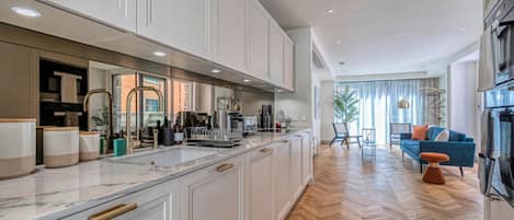 Fridge, oven, stovetop, dishwasher