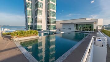 Una piscina al aire libre
