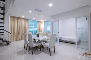 奢华公寓式客房 | 起居区 | 45-英寸智能电视（配备数码频道）、Netflix、流媒体服务