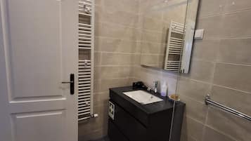 Room, 1 Bedroom | Bathroom