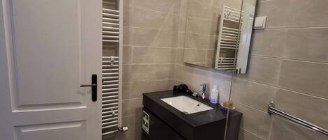 Room, 1 Bedroom | Bathroom