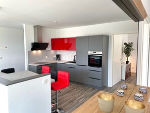 Een koelkast, een microgolfoven, een oven, een kookplaat