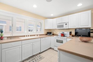 Fridge, oven, stovetop, coffee/tea maker