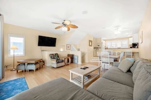 TV, offices - Tamarindo Beach House (Ocean City)