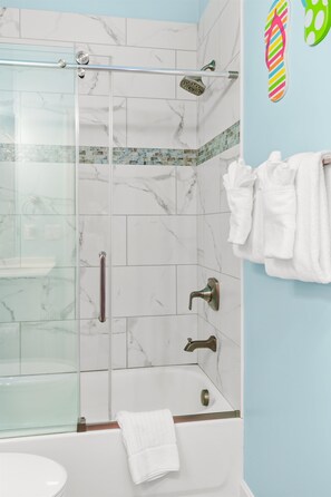 Dusche, Haartrockner, Handtücher, Shampoo
