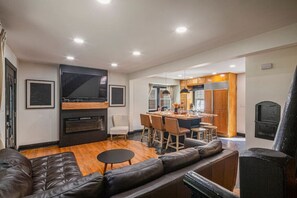 Smart TV, fireplace, ping pong - ꕥLuxꕥHeated* Pool/Hot Tub/Gamerooms/Firepit/Outdoor Shower/Bunks (New Albany)