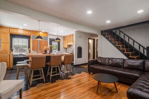 Smart TV, fireplace, ping pong