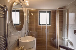 Villa, 2 Bedrooms, Balcony, City View | Bathroom - Helen Sweet Home in Kounoupidiana (Chania)