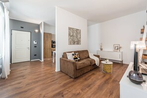 Un salon moderne avec un canapé marron, une table basse et un élément décoratif mural.