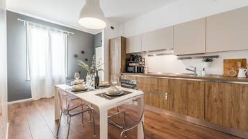 Kühlschrank, Mikrowelle, Ofen, Herdplatte