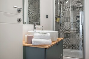Shower, hair dryer, bidet, towels - RESIDENZA BELLA VITA (Modena)