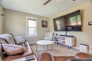 TV, stereo - Relax & Cool near Fastnight Prk (Springfield)