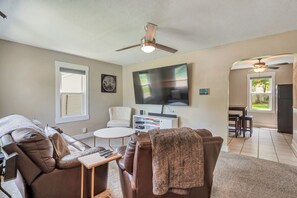 TV, stereo - Relax & Cool near Fastnight Prk (Springfield)