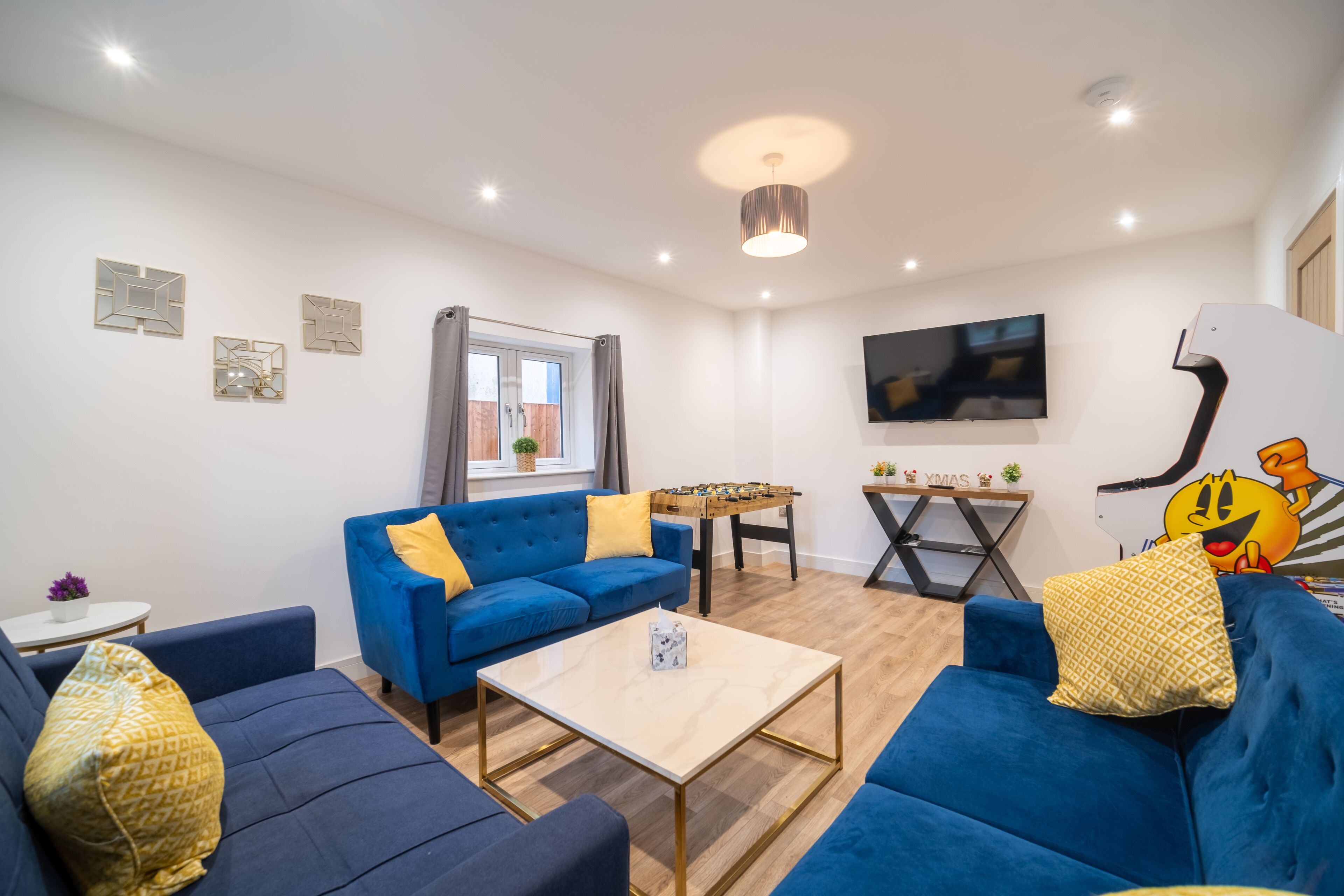 Älytelevisio, videopelejä, pöytäjalkapallopöytä