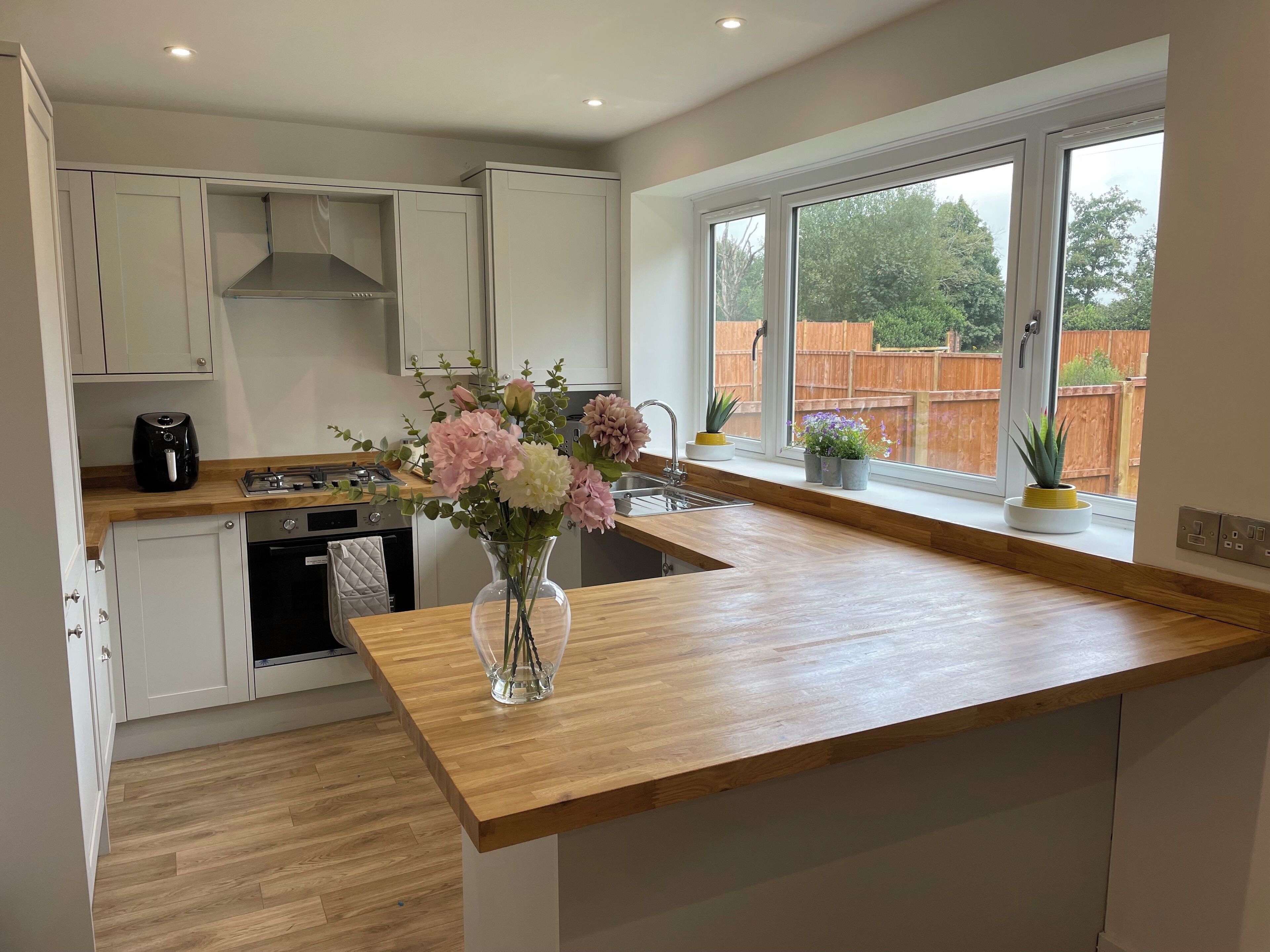 Jääkaappi, mikroaaltouuni, uuni, astianpesukone