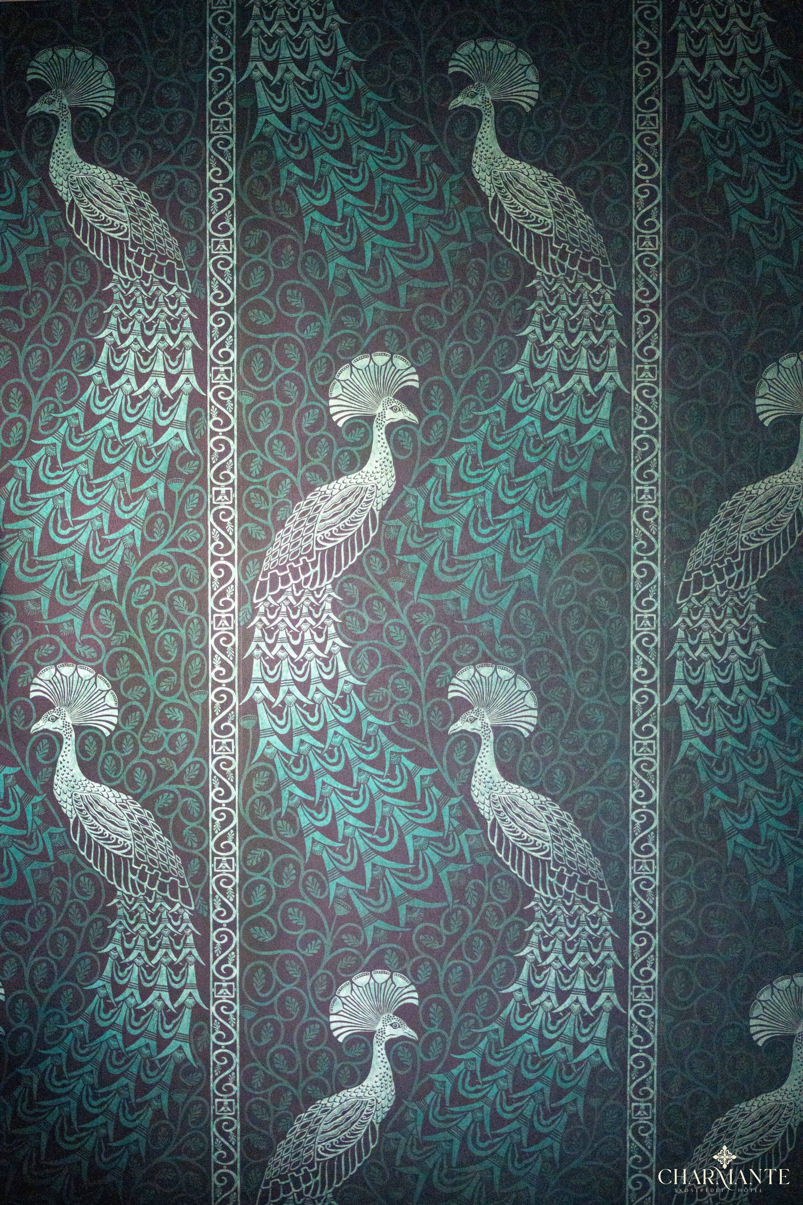 Beeld met behangpapier met pauwendesigns.