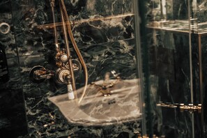Petite Chambre | 욕실 | 무료 세면용품, 헤어드라이어, 바닥 난방/온돌, 타월