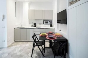 Mikrowelle, Herdplatte, Geschirrspüler