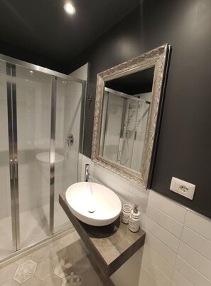Dusche, Haartrockner, Bidet, Handtücher