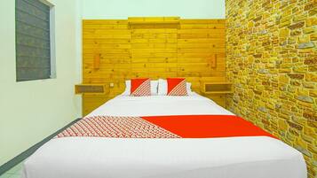 Deluxe Double Room | Laptop workspace, bed sheets