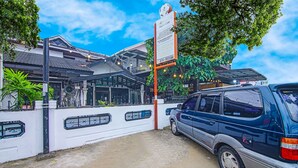Un bâtiment avec une enseigne indiquant « Morn Cafe » et une voiture garée.