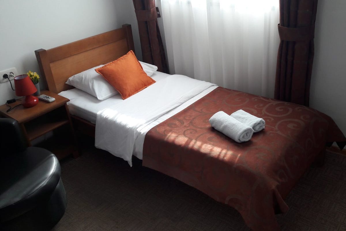 Espacio para trabajar con laptop, wifi gratis y ropa de cama