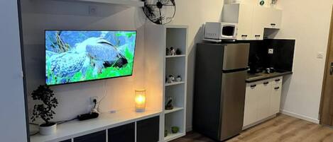 冷蔵庫、電子レンジ、食器洗い機、コーヒー / ティーメーカー