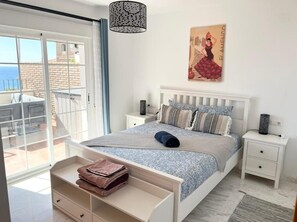 2 soveværelser, skrivebord, strygejern/strygebræt, weekendseng