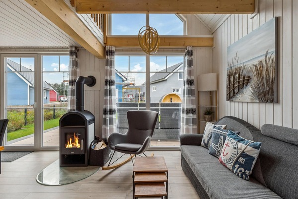 Een televisie en een open haard